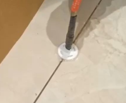 宁明瓷砖空鼓维修公司专业解答瓷砖在铺贴过程中，如果没有涂抹均匀到位的粘结材料（如水泥砂浆或瓷砖胶），可能会导致以下问题